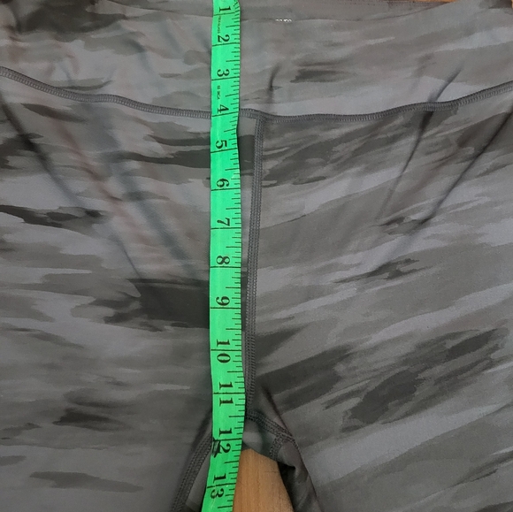 Under Armour Women’s Compression Fitted Pants Silver Size Medium Used/Excelent - Picture 3 of 8